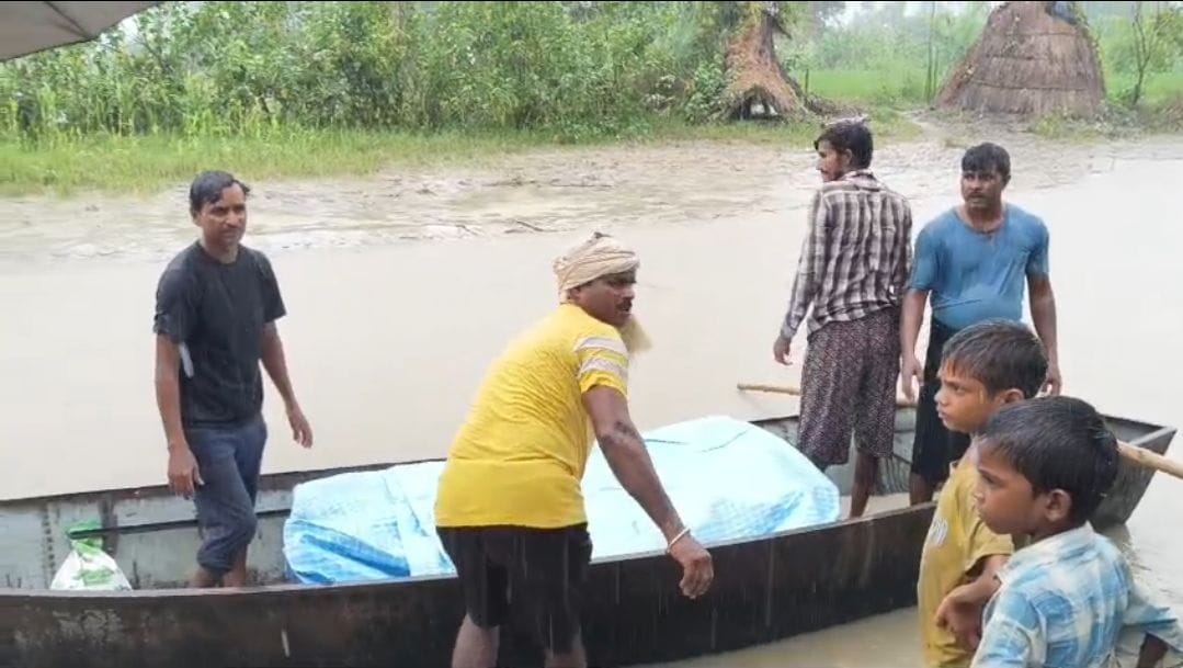उमरीबेगमगंज के बाढ़ प्रभावित गांव ऐली परसौली के बाबूरामपुरवा में बारिश के दौरान बीमार बुजुर्ग श