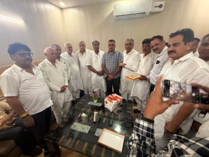 व्यापार मंडल के सर्व समिति से प्रधान बने रमेश तनेजा को बधाई देते हुए पूर्व विधायक दुड़ाराम