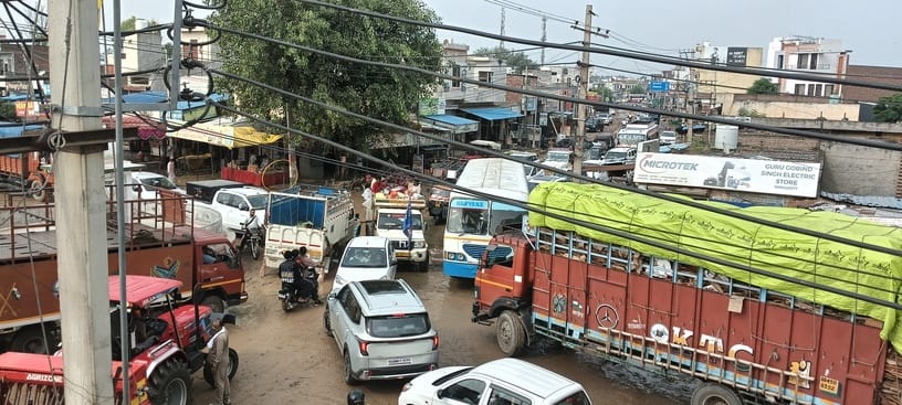 26 ढांड 01 पंचमुखी चौक पर लगा ट्रैफिक जाम और वाहनों की लगी लंबी कतारें।