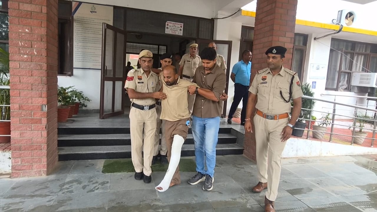 आरोपी को कोर्ट में पेश करने के लिए ले जाते हुए पुलिस कर्मी।