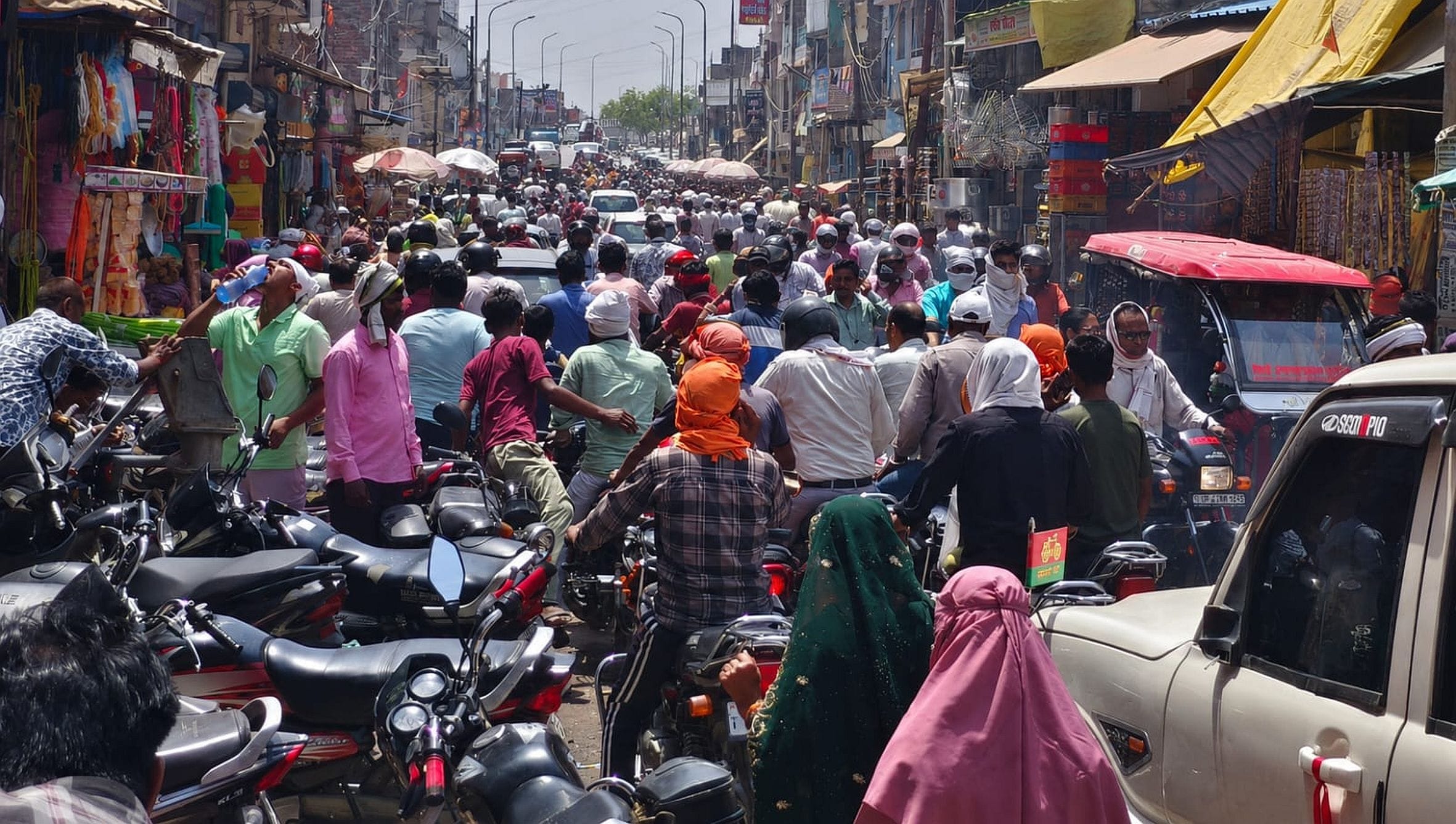 अमेठी कस्बे में बुधवार को लगे जाम में फंसे लोग। -संवाद