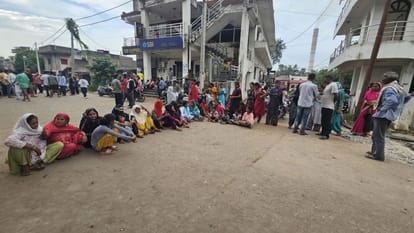 अनपरा बाजार से रेणुसागर मार्ग पर धरने पर बैठी महिलाएं। संवाद