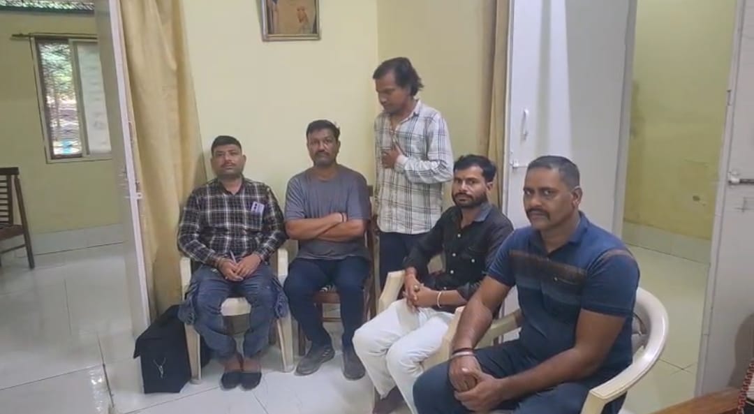 अधिकारियों के बीच में खड़ा रिश्वतखोर कर्मचारी