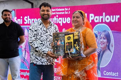 अवॉर्ड प्राप्त करते आनंद।