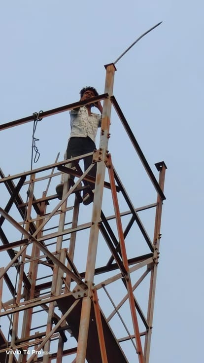 बंडा में दुष्कर्म के मुकदमे में राजीनामे का दबाव बनाने को टॉवर पर चढ़ा युवक। संवाद