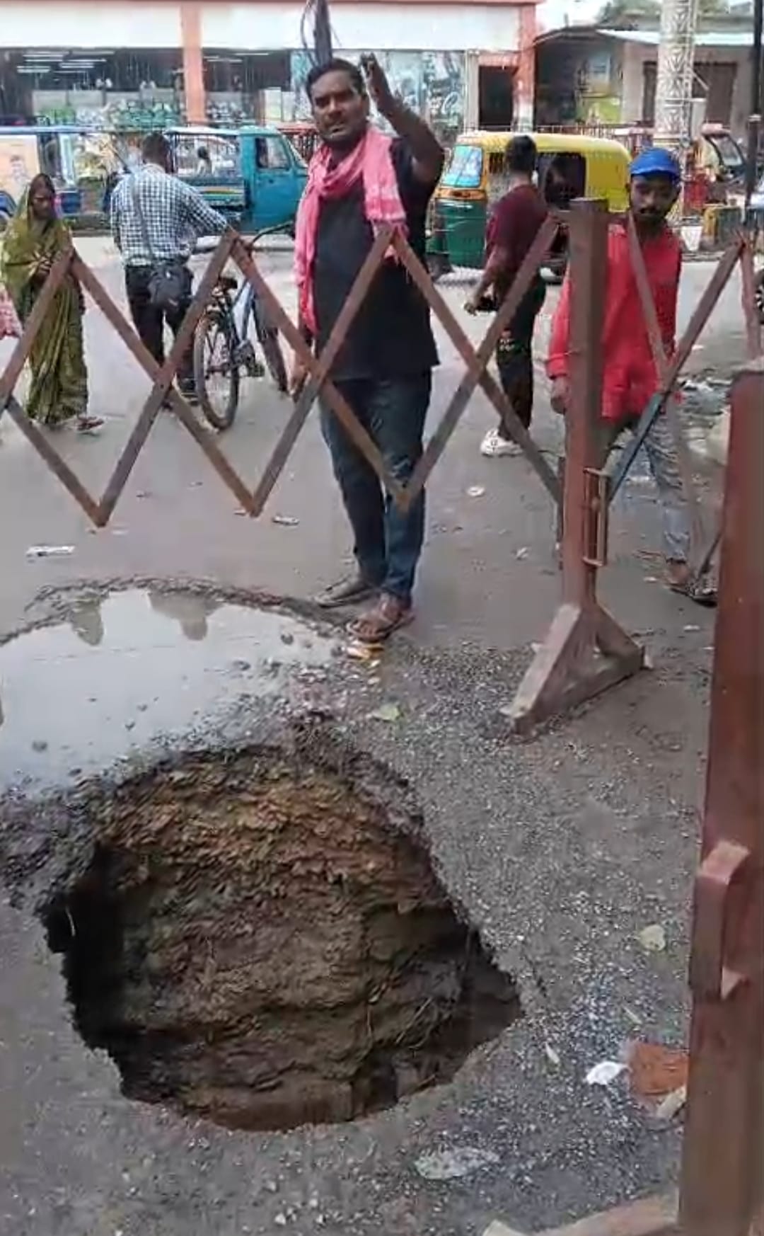 Several huts washed away in Chiraigaon; livestock killed by lightning; rain returned after 20 hours.