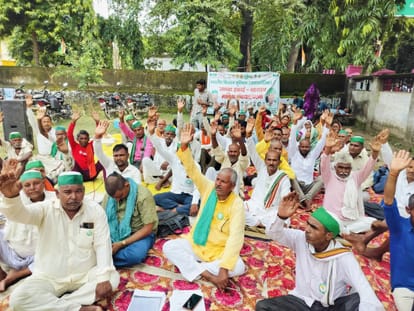  बहराइच के कनेक्ट्रेट स्थित धरनास्थल धरना-प्रदर्शन करते भाकियू कार्यकर्ता।