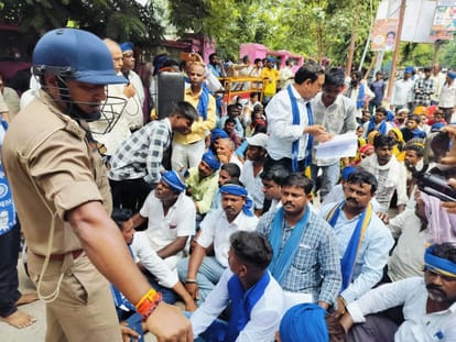 बहराइच में कलेक्ट्रेट गेट पर प्रदर्शन कर रहे भीम आर्मी के कार्यक्रर्ताओं को रोखती पुलिस।