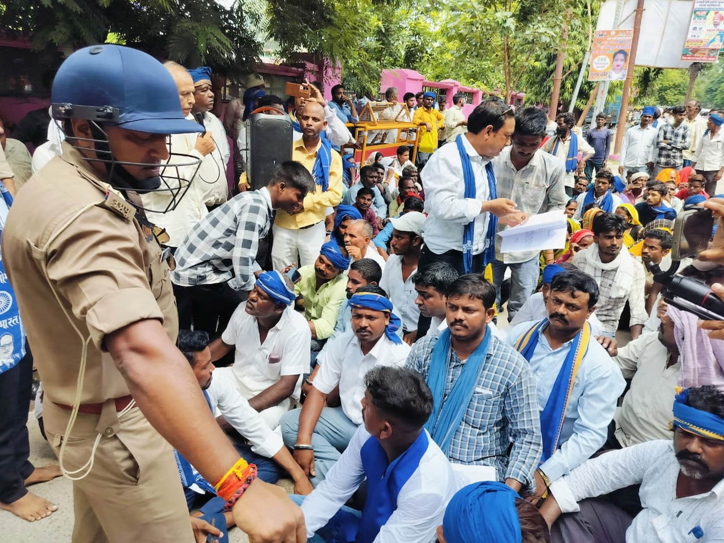 बहराइच में कलेक्ट्रेट गेट पर प्रदर्शन कर रहे भीम आर्मी के कार्यक्रर्ताओं को रोखती पुलिस।