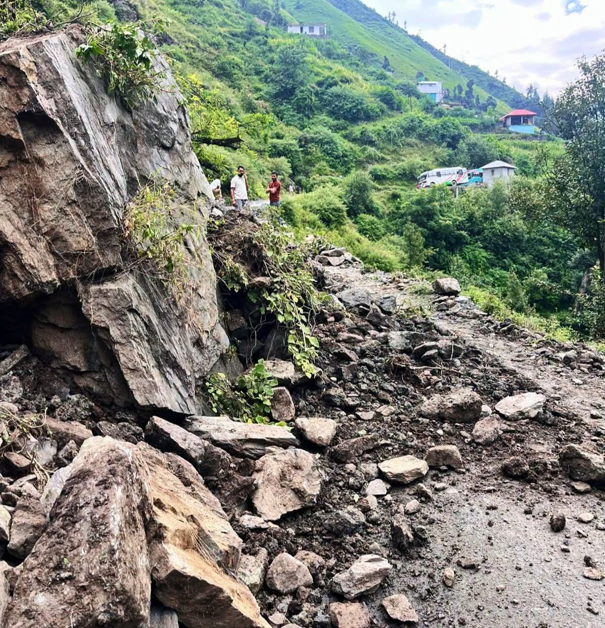 भूस्खलन से बंद पड़ा बघेईगढ़-चांजू मार्ग। जागरूक पाठक