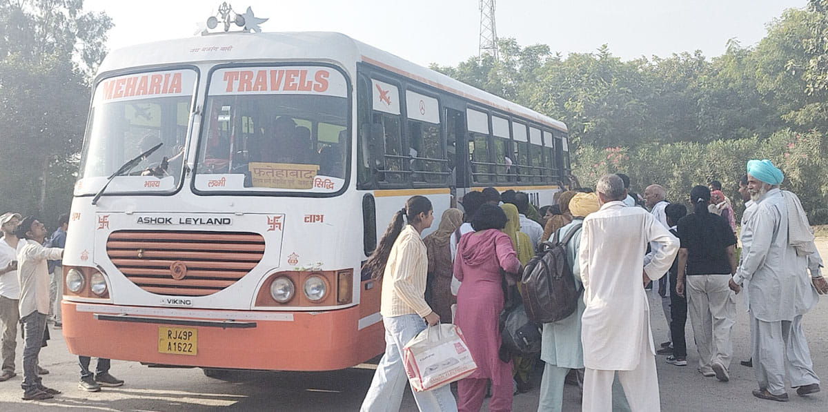 भट्टूकलां में बस में यात्रियों की भीड़ संवाद