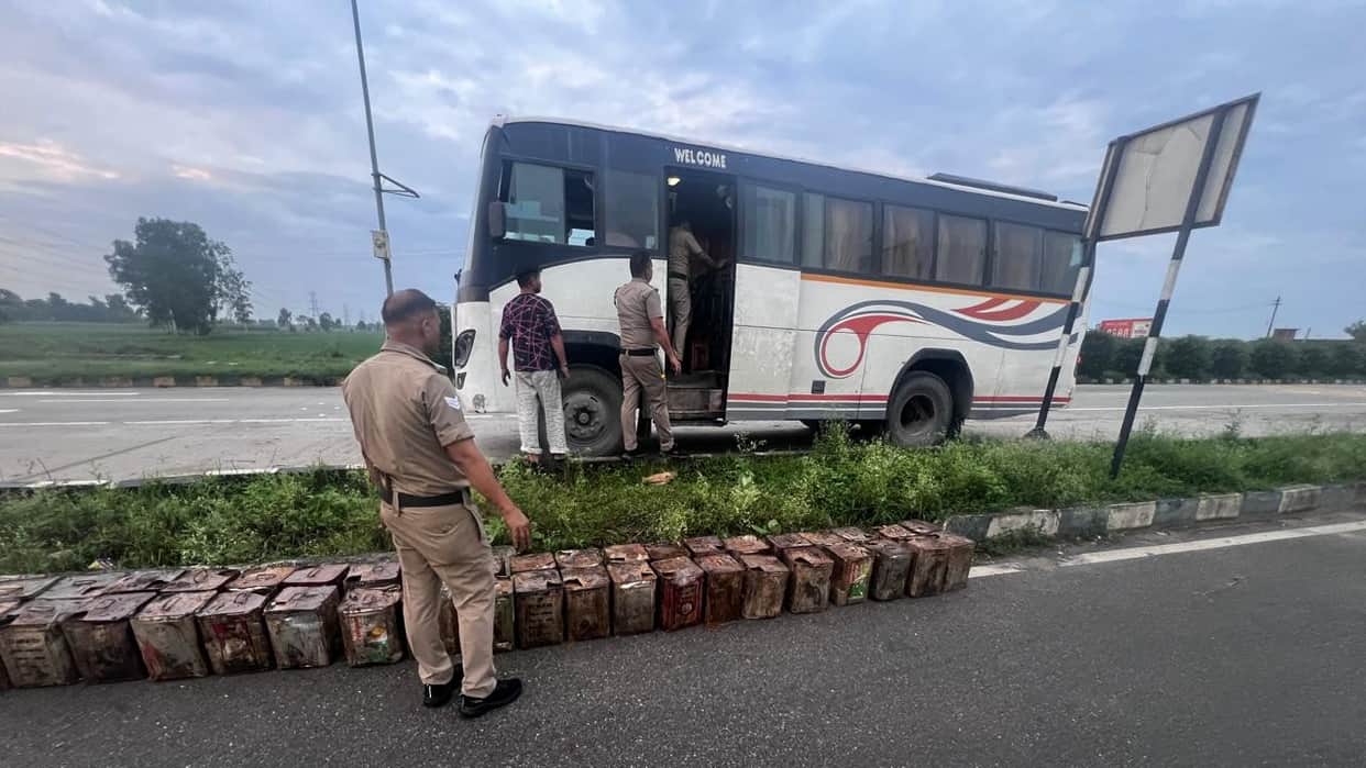 Lissa smuggled via tourist bus; four arrested with 348 tins.
