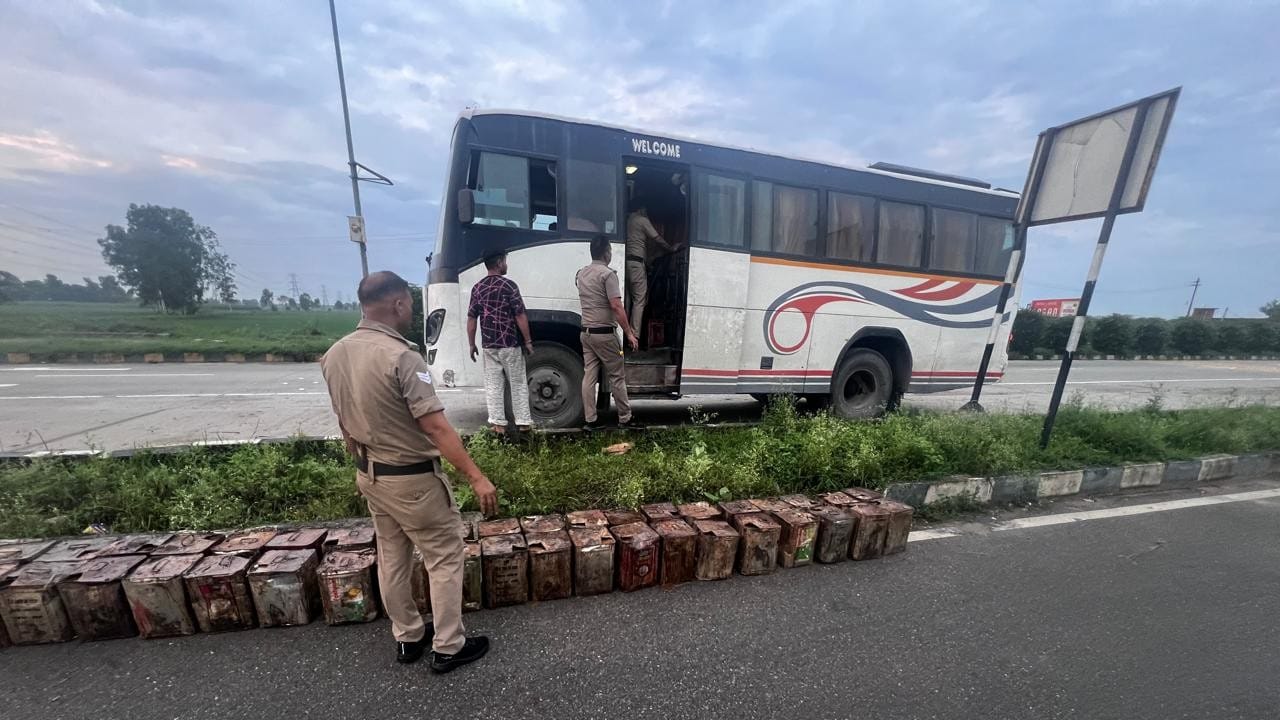 बाजपुर में टूरिस्ट बस से बरामद लीसा से भरे टिन