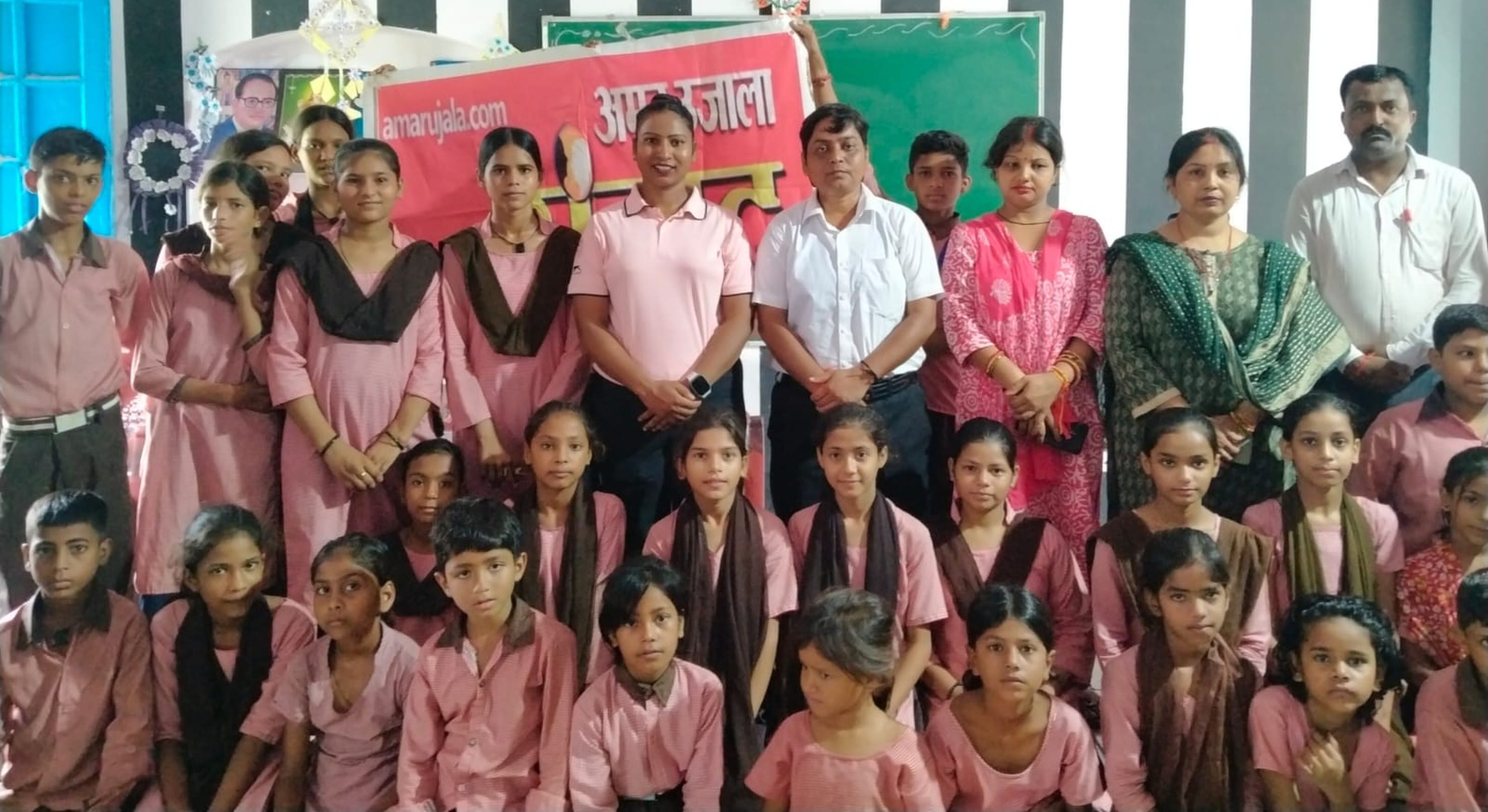 बलरामपुर के आदर्श कंपोजिट विद्यालय में अतिथियेां के साथ मौजूद छात्राएं