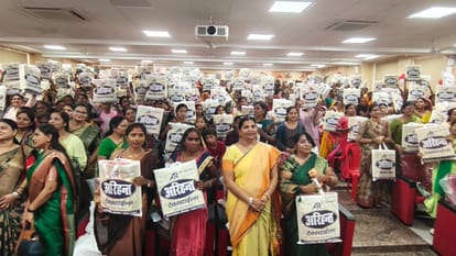 बरकछा स्थित राजीव गांधी दक्षिण परिसर में मझवां विधायक शुचिस्मिता मौर्य के साथ साड़ी के पैकेट