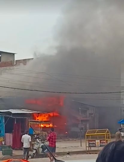 बरदहिया बाजार में सिलिंडर लीक होने से फास्ट फूड की दुकान में लगी आग। संवाद