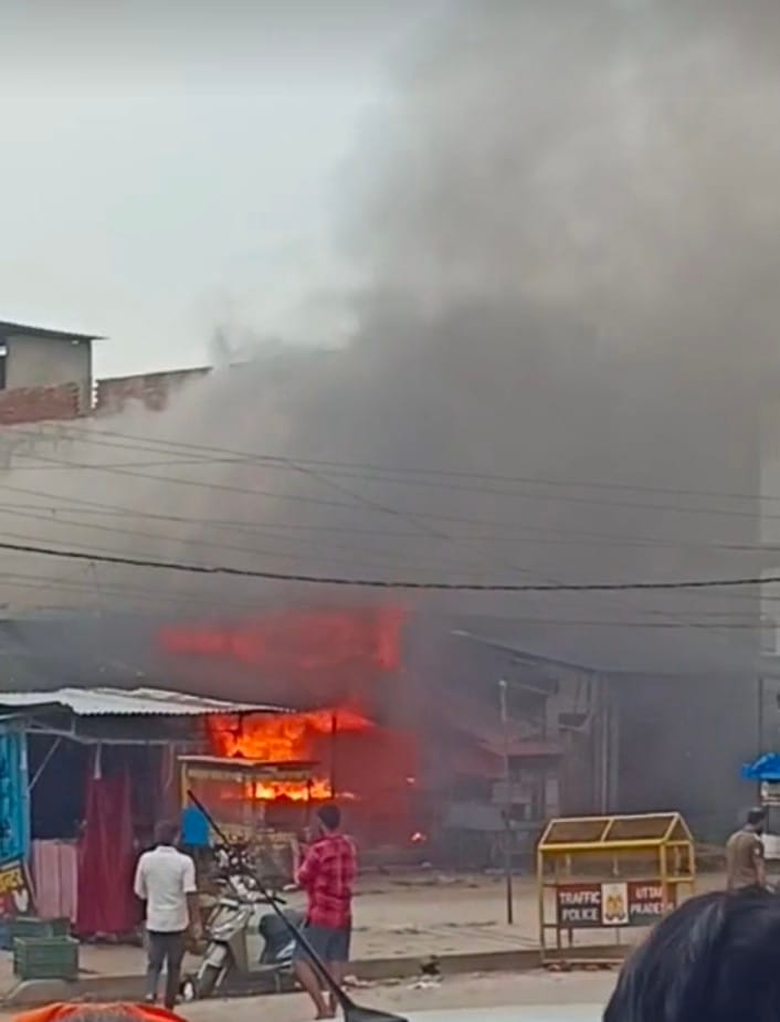 Fire breaks out at fast-food shop due to cylinder leak.