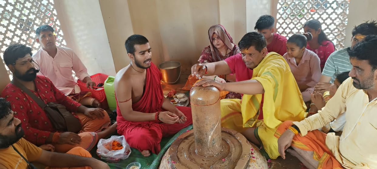 A grand community feast was held at Moteshwar Mahadev, accompanied by Rudrabhishek.A grand community feast was held at Moteshwar Mahadev, accompanied by Rudrabhishek.