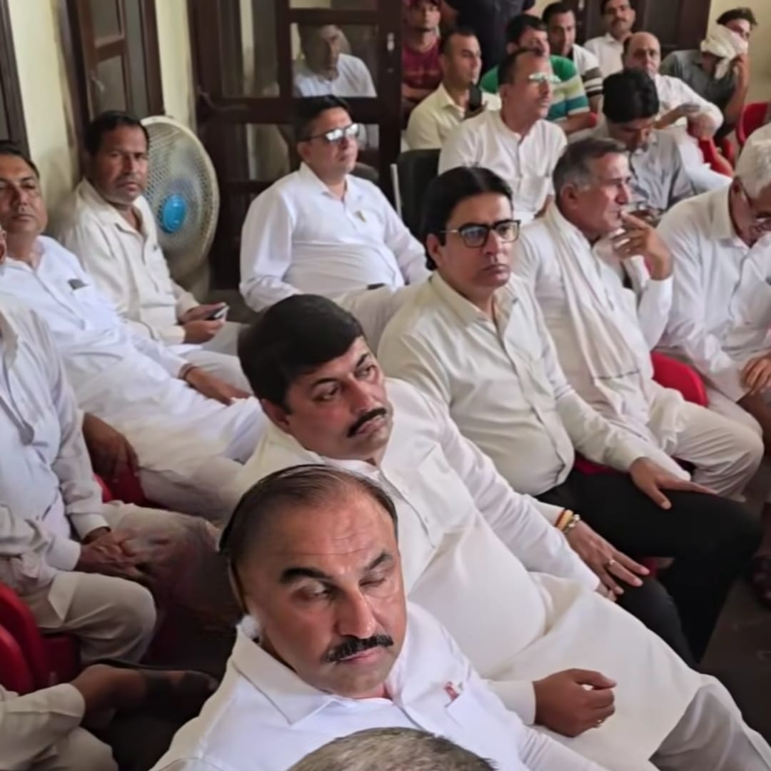 बैठक में मौजूद रोड समाज के लोग समाज