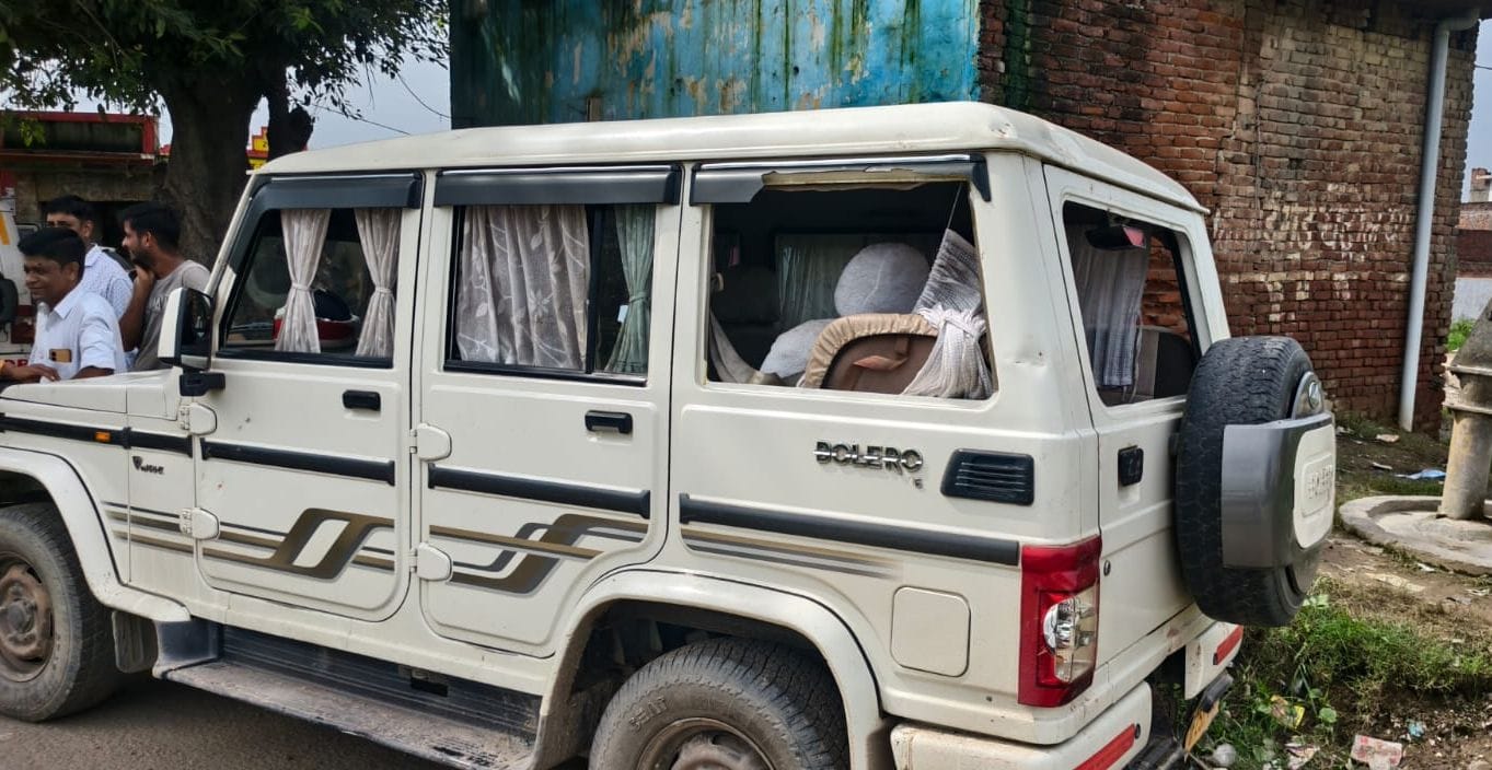 बुधवार टूटी गाड़ी से गांव पहुंची एसडीएम। संवाद