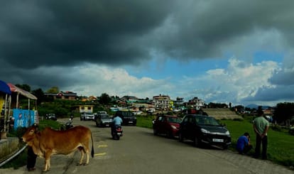 बीड़ में लैडिंग साइट के साथ सड़क पर पार्क किए वाहन। संवाद