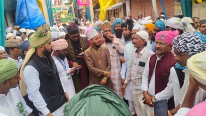 चुनार में ईद मिलादुन्नबी के जुलूस  में नातिया कलाम पढते अकीतदमंद, संवाद
