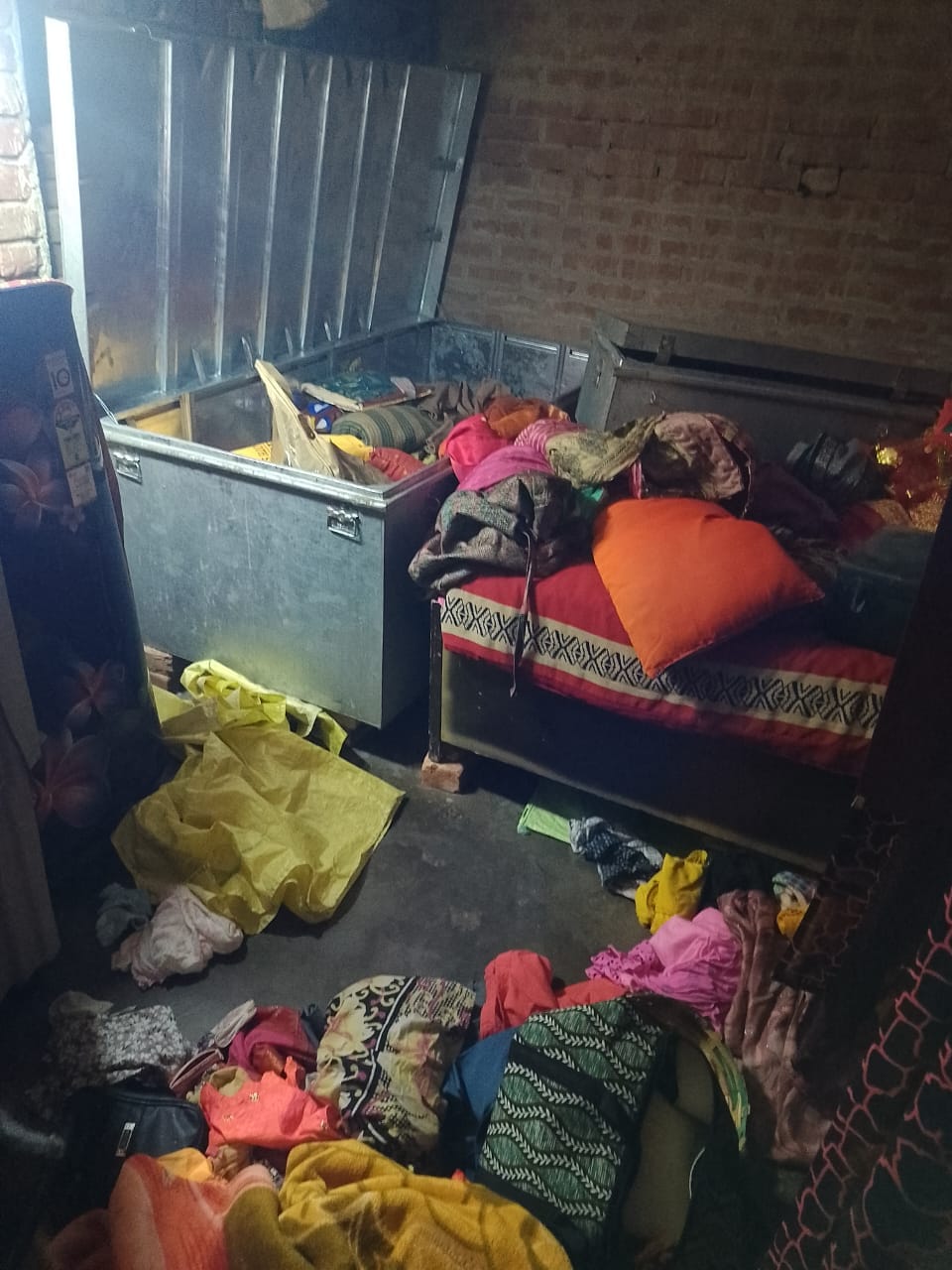चोरी के बाद बिखरा पड़ा सामान। संवाद