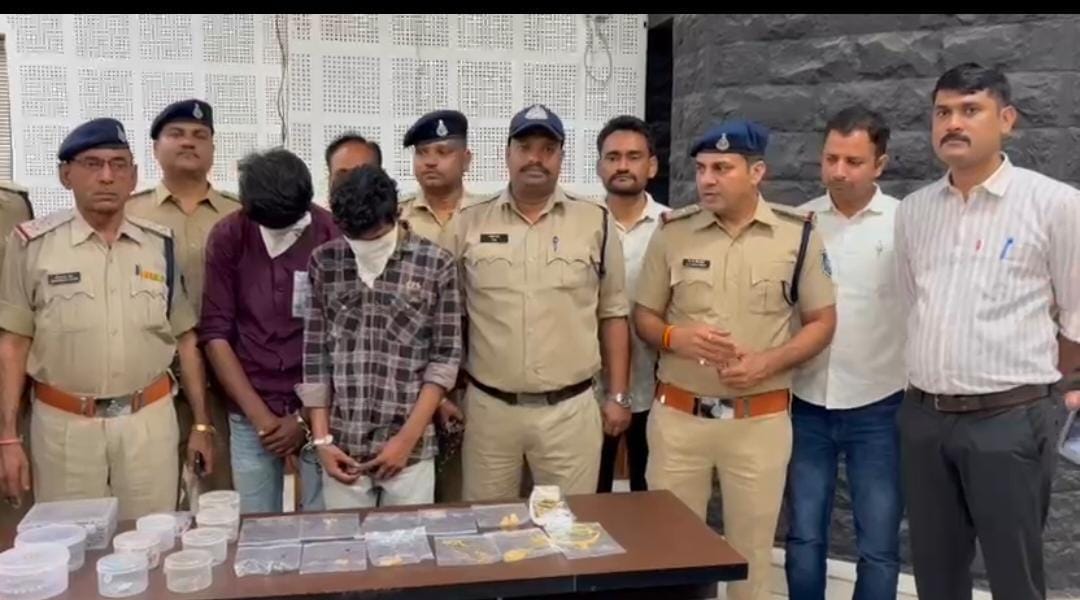 पुलिस गिरफ्त में आरोपी