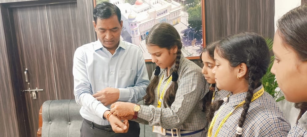 डीएम को राखी बांधती छात्रा।संवाद