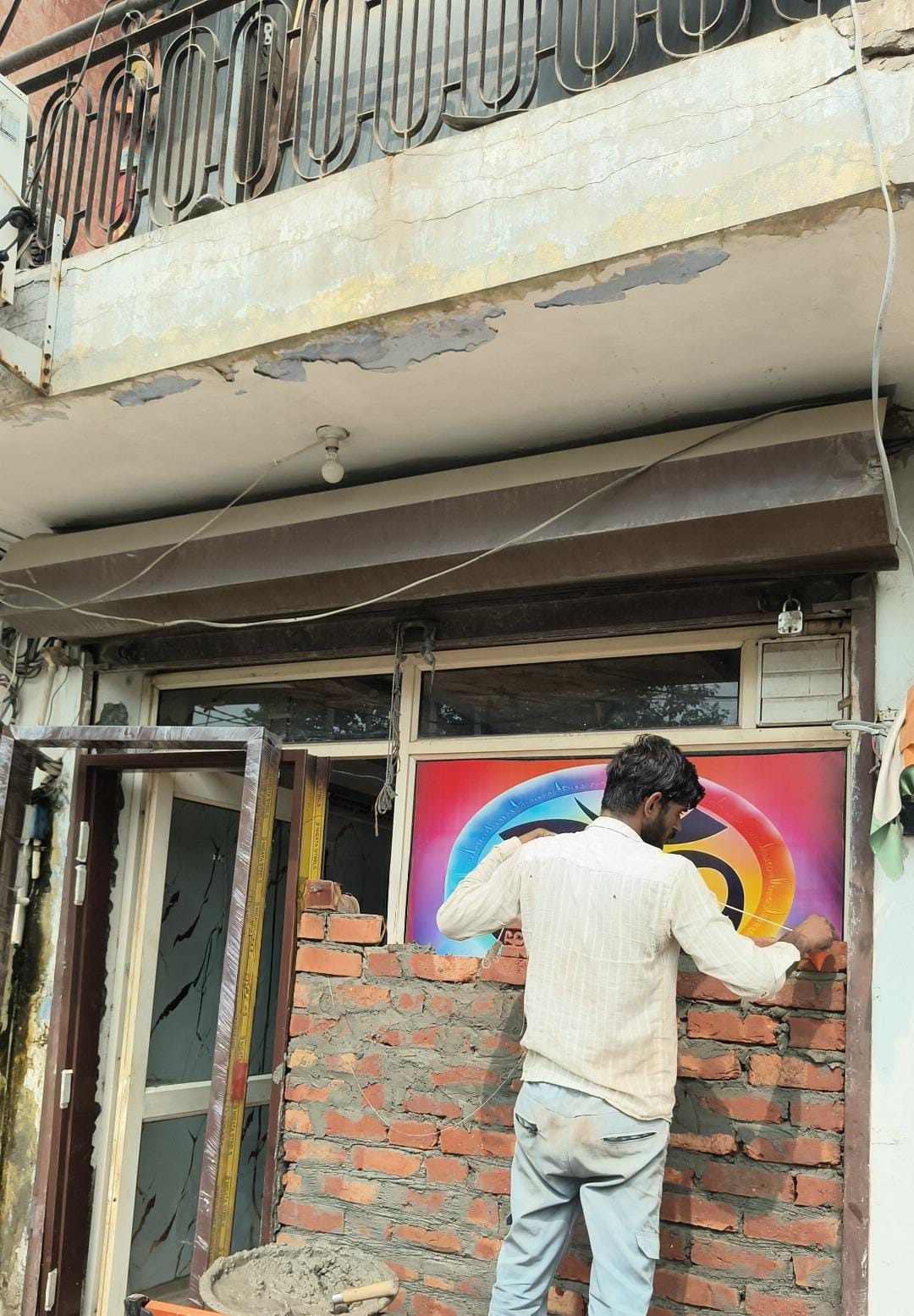 Notices issued to 32 house owners on the Lokayukta's orders; people began removing encroachments themselves following public announcements.