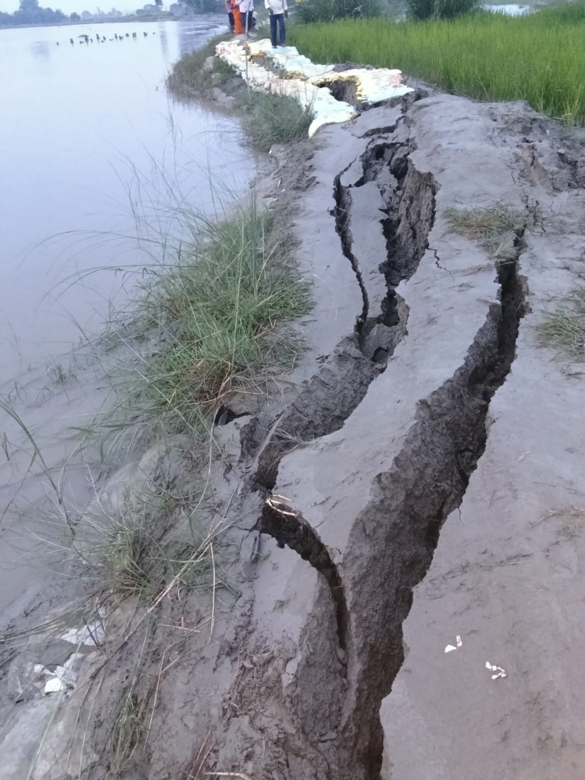ढोलबजा गांव जाने वाले रास्ते को काटती सरयू नदी। संवाद