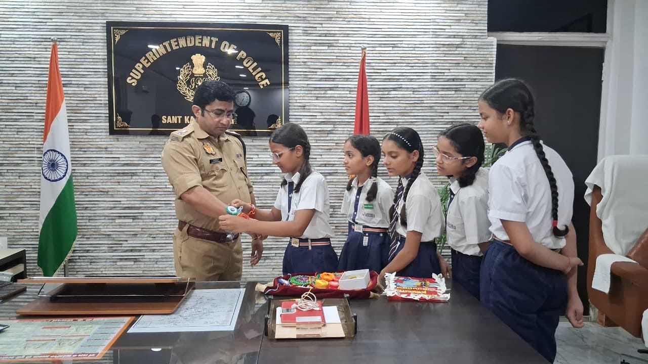 एसपी को राखी बांधती छात्राएं। स्रोत-पुलिस