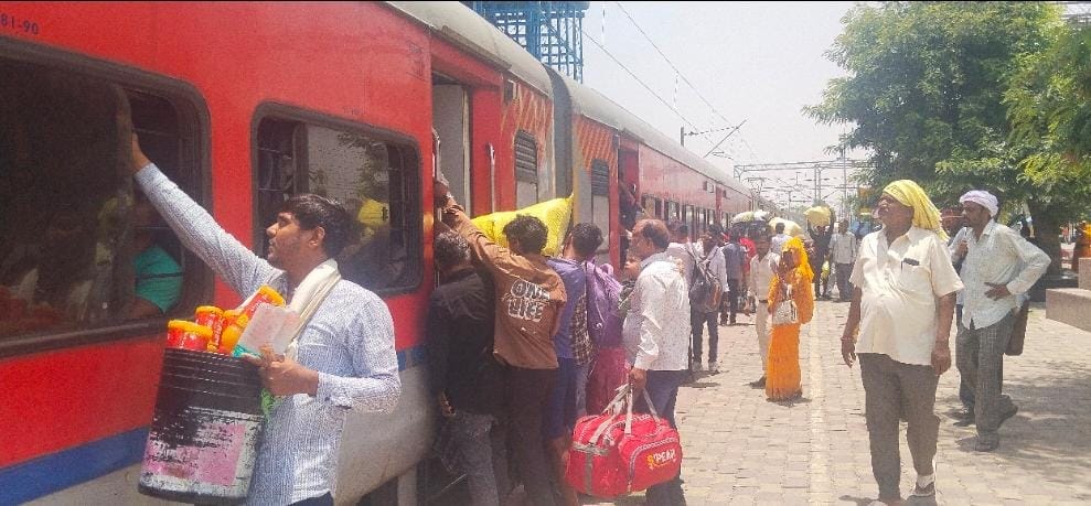 Heavy rush in trains on Raksha Bandhan, reservations full till September-October