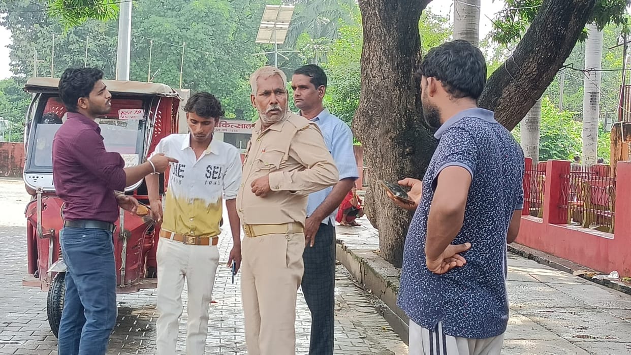 After a dispute with her husband, a woman on her way to her parents' house drank dye.