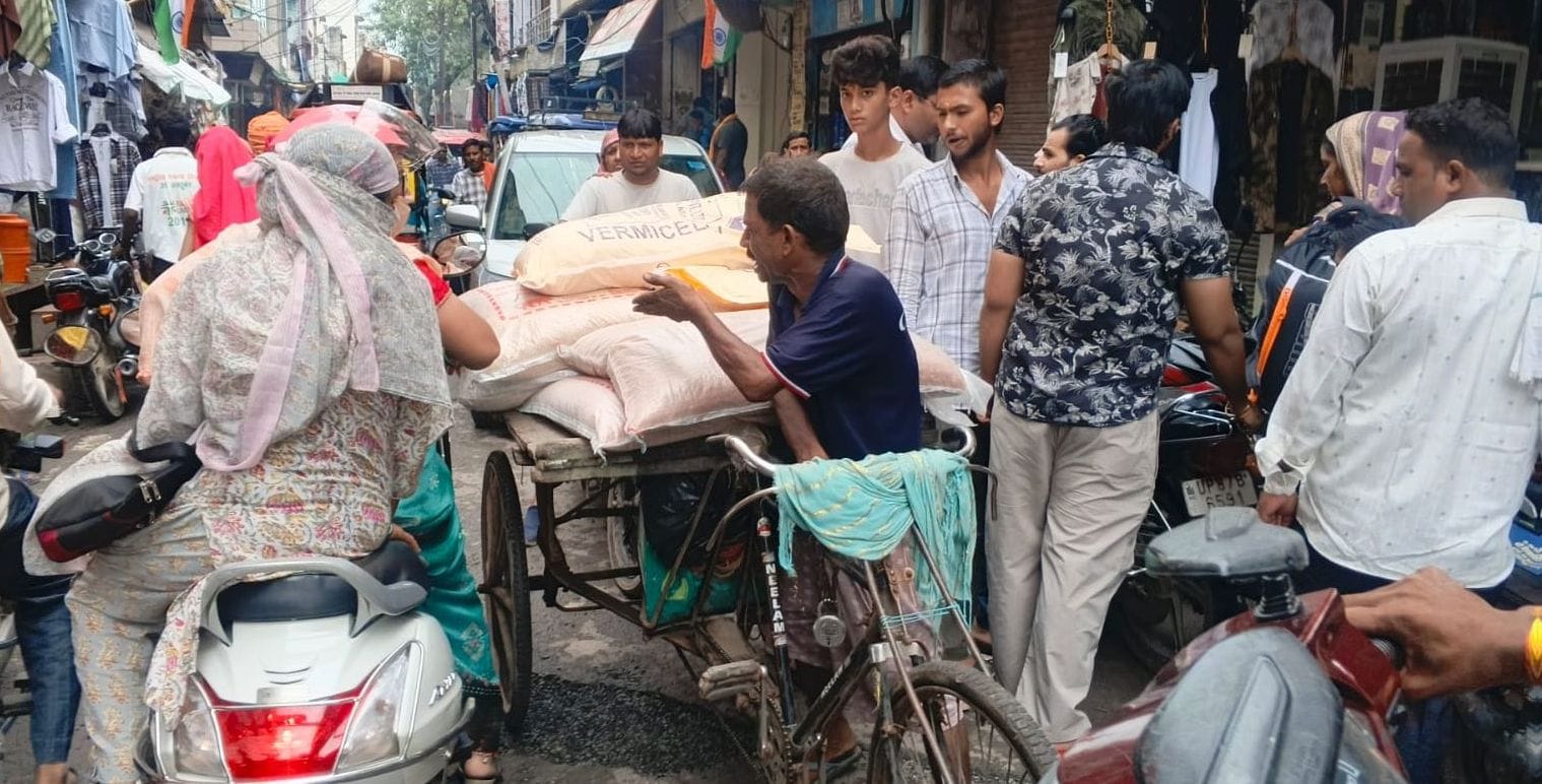 फोटो 12 - कासगंज के बिलराम गेट बाजार में जाम के कारण स्कूटी सवार महिला से लड़ता ढकेल ई-रिक्शा च