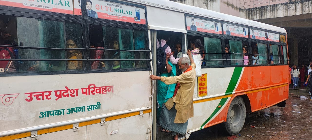 फोटो-14-रोडवेज बस स्टैंड पर बस में गेट पर लटका वृद्ध यात्री और सीढ़ी पर खड़ी महिला यात्री। अमर 