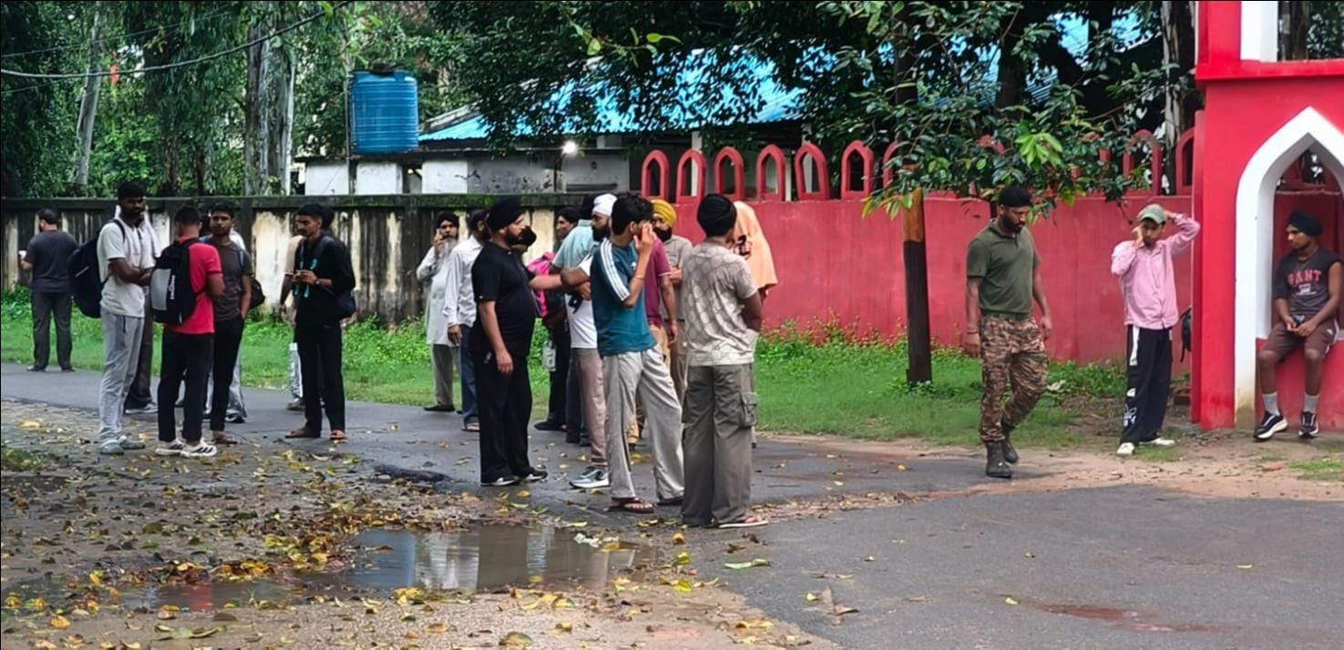 फोटो-15 फतेहगढ़ स्थित फतेह द्वार के बाहर खड़े भर्ती प्रक्रिया में शामिल होने आए युवा व उनके परि