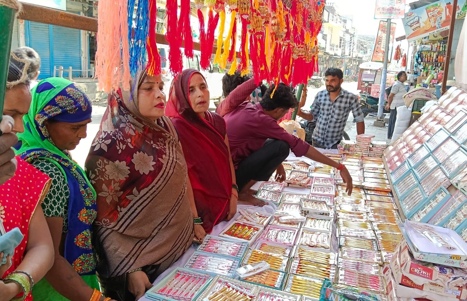 फोटो-20-बलरामपुर के तुलसीपुर में रक्षाबंधन खरीदती महिलाएं ।-संवाद