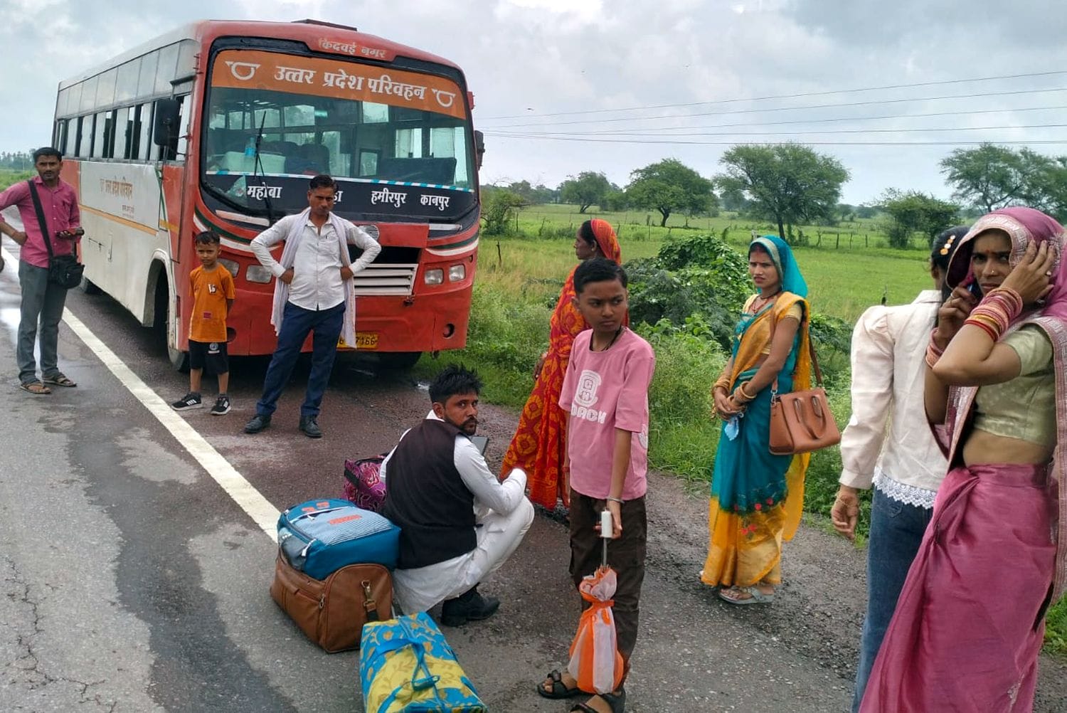 फोटो 26 एमएएचपी 24 परिचय-रोडवेज बस खराब होने से परेशान यात्री। संवाद