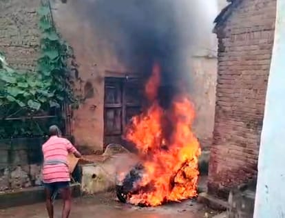 फोटो 27 एमएएचपी 03 परिचय-पुन्नियां गांव में धू-धूकर जलती ई-स्कूटी। संवाद