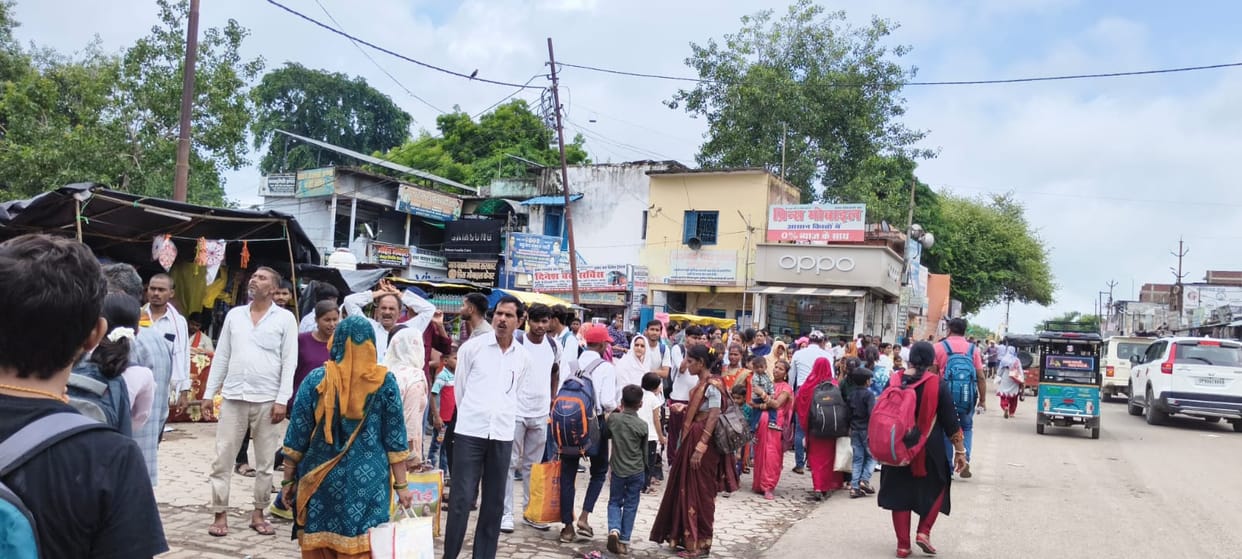 Long waits hinder free travel on Raksha Bandhan; sisters inconvenienced