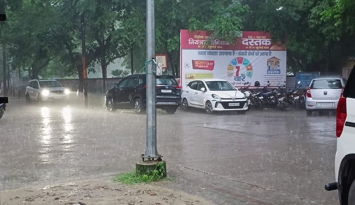 After the day's scorching heat, the weather turned pleasant thanks to a heavy downpour.