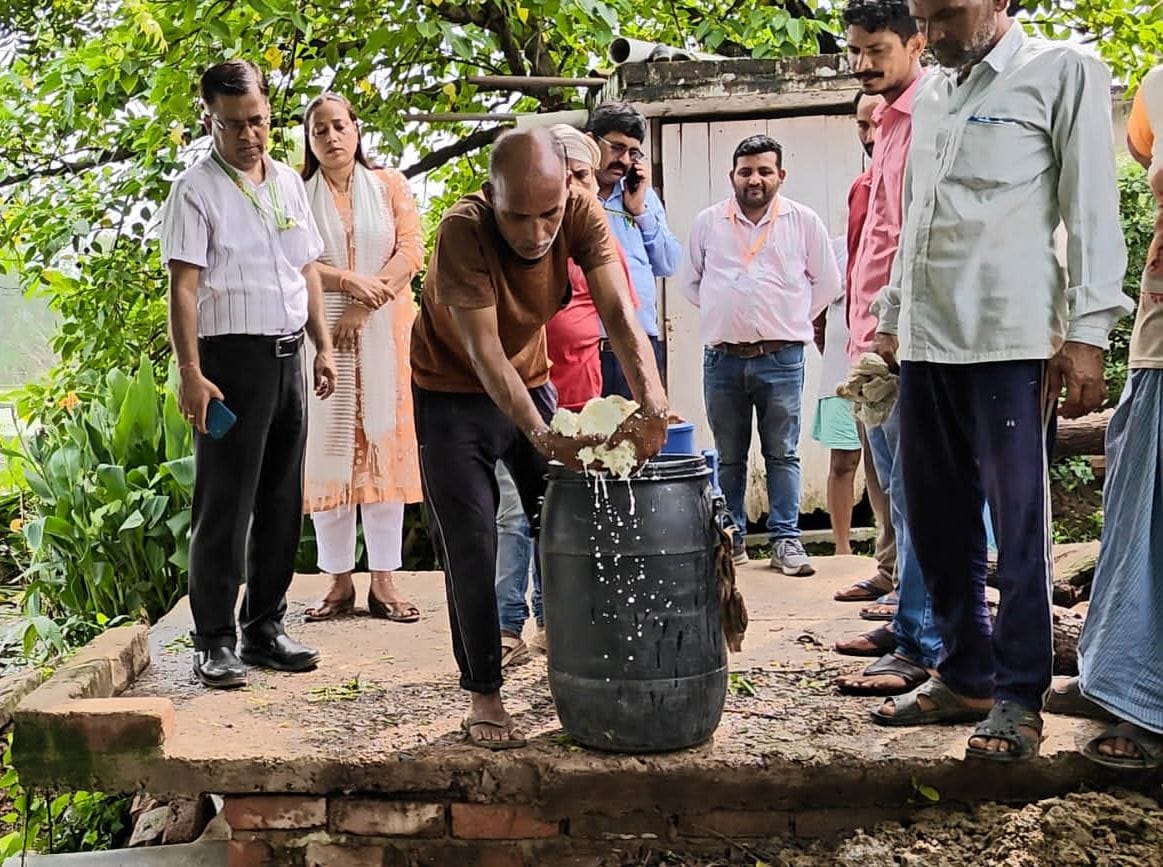 फोटो-34-पनीर को नष्ट कराते खाद्य सुरक्षा अधिकारी। स्रोत: विभागीय कर्मी।