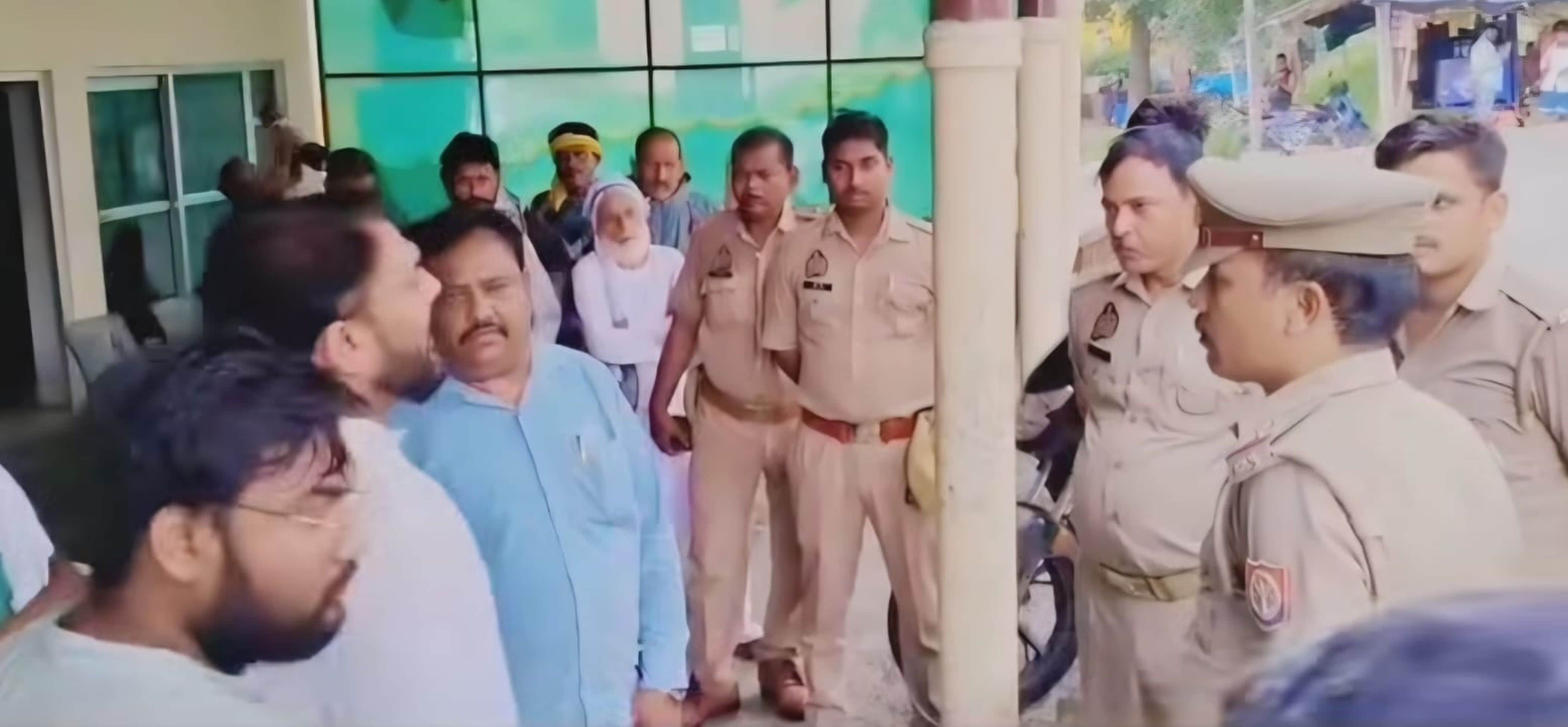 फोटो-50-हंगामें को शांत कराती पुलिस। स्रोत: वीडियो ग्रैब