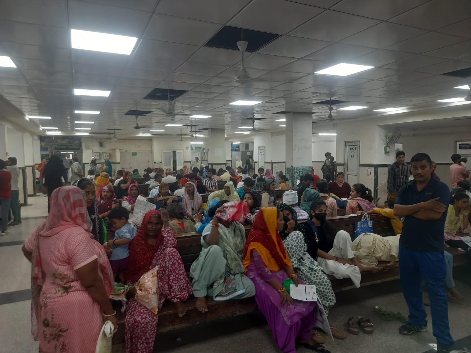 फोटो : सोनीपत के नागरिक अस्पताल की ओपीडी में अपने नंबर आने के इंतजार में बैठे मरीज। संवाद