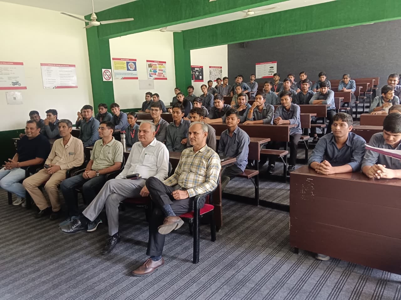फोटाे : सोनीपत के राजकीय बहुतकनीकी संस्थान में प्रश्नोत्तरी प्रतियोगिता के दौरान विद्यार्थी व 