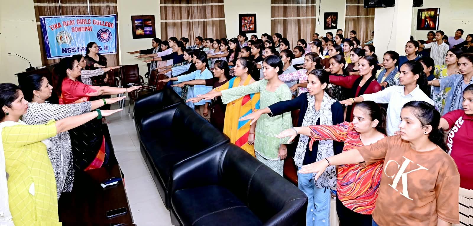 फोटो : सोनीपत  के टीकाराम  कन्या महाविद्यालय में कार्यक्रम के दौरान छात्राओं को एनएसएस की शपथ  