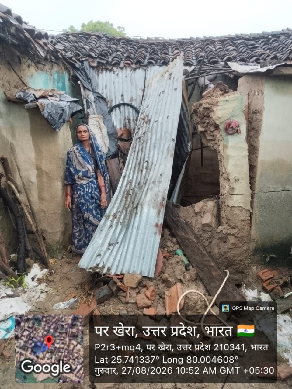 फोटो27एचएएमपी 39- ग्राम उपरी में गिरे मकान का मलबा दिखाती महिला। संवाद