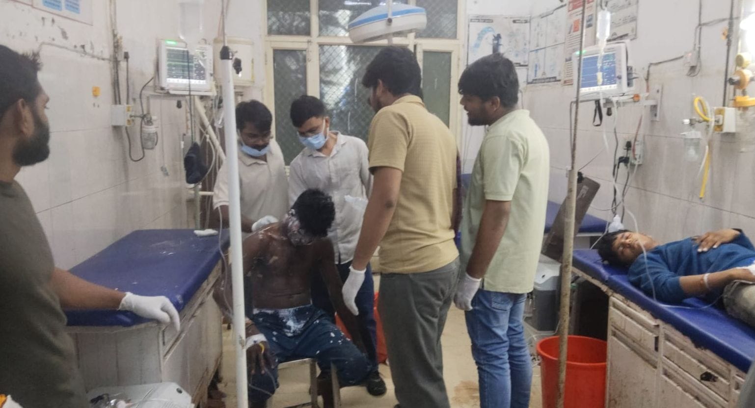फोटो44जिला अस्पताल में घायल नेम सिंह का उपचार करते स्वास्थ्य कर्मी । संवाद