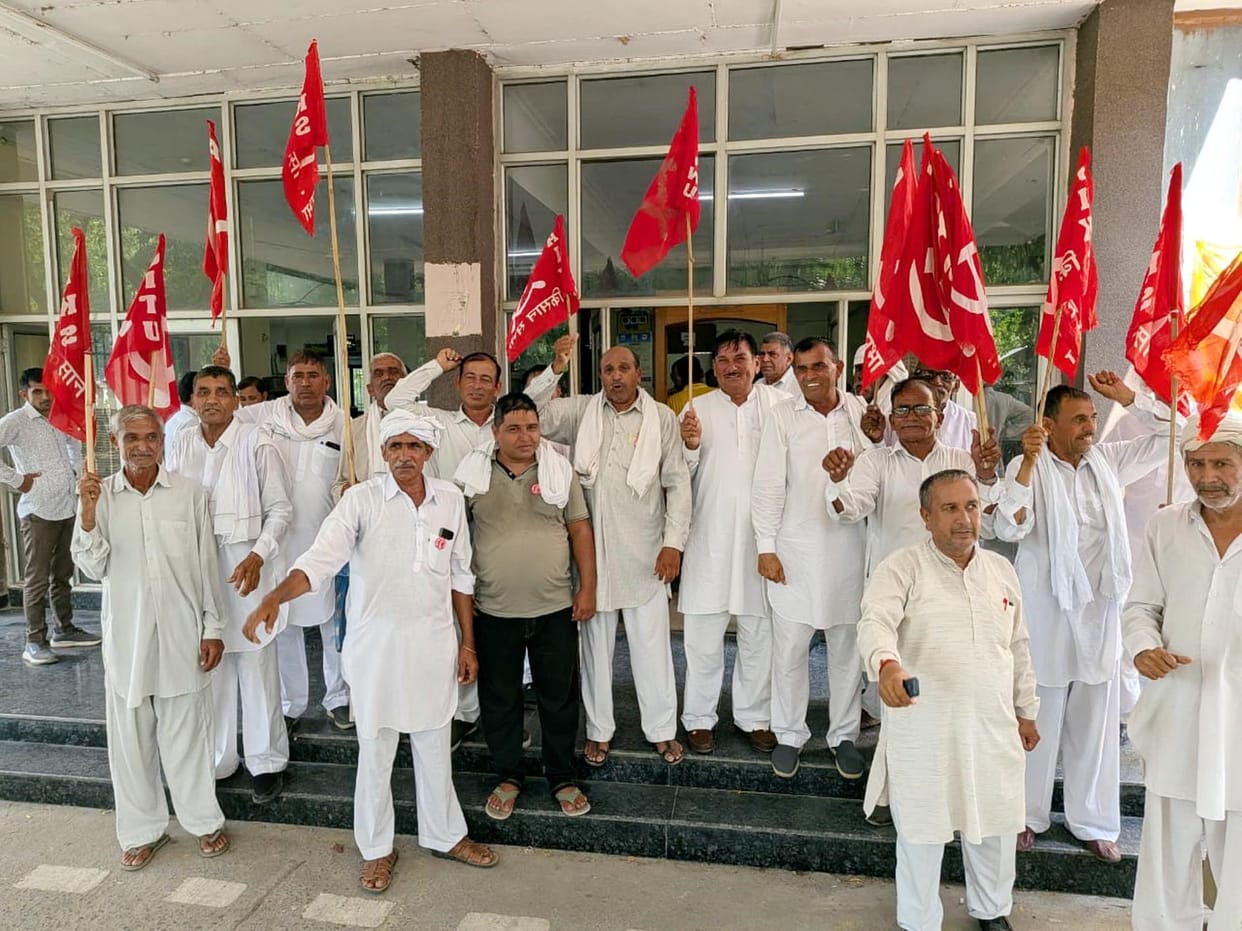 Kisan Sabha protest demanding crop insurance claims and compensation